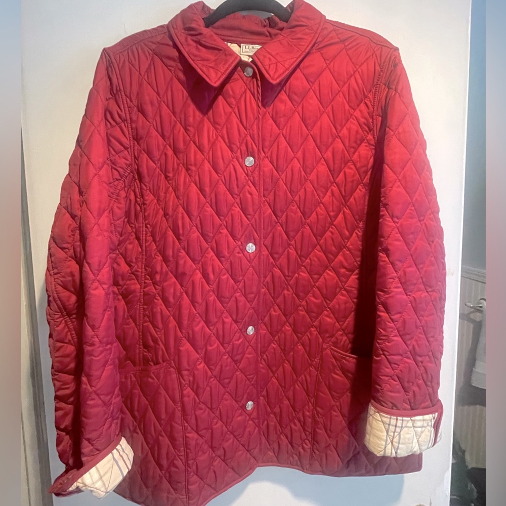 L.L Bean ladies quilted coat. Color is cranberry. Size XL